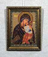 Вышивка бисером «Богородица Ярославская» 26,0х20,2
(рамка пластиковая, стекло стандартное, оргалит, установка работы в раму, натяжка)
